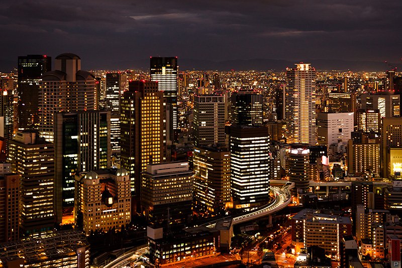 林立眼前的高楼大厦，夜景无比壮观