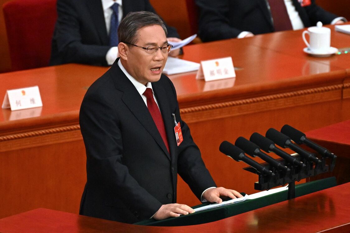 北京で開幕した中国全国人民代表大会（全人代）で政府活動報告を読み上げる李強首相＝2024年3月5日、中国・北京（AFP＝時事）