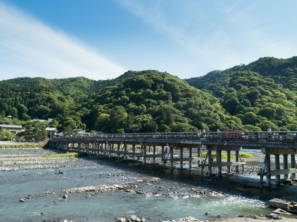 渡月橋や竹林など、嵐山ならではの景色にたくさん出会える
