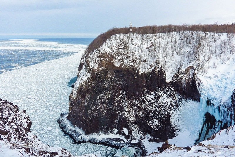 La cascada de Furepe con hielo flotante en sus inmediaciones. (Por cortesía de la Asociación de Turismo de Shiretoko Shari-chō.)