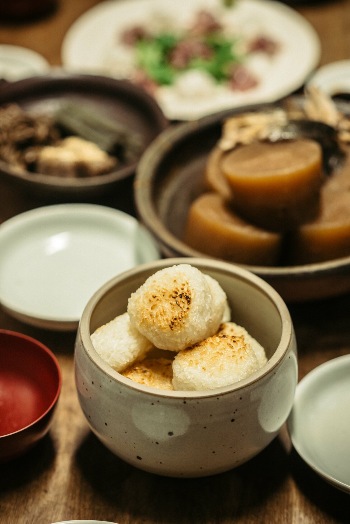 「さか本」の食卓では、姿美しく握った焼むすびも定番。丹精を込めて炊いた米の味わいが、いつまでも心に残る
