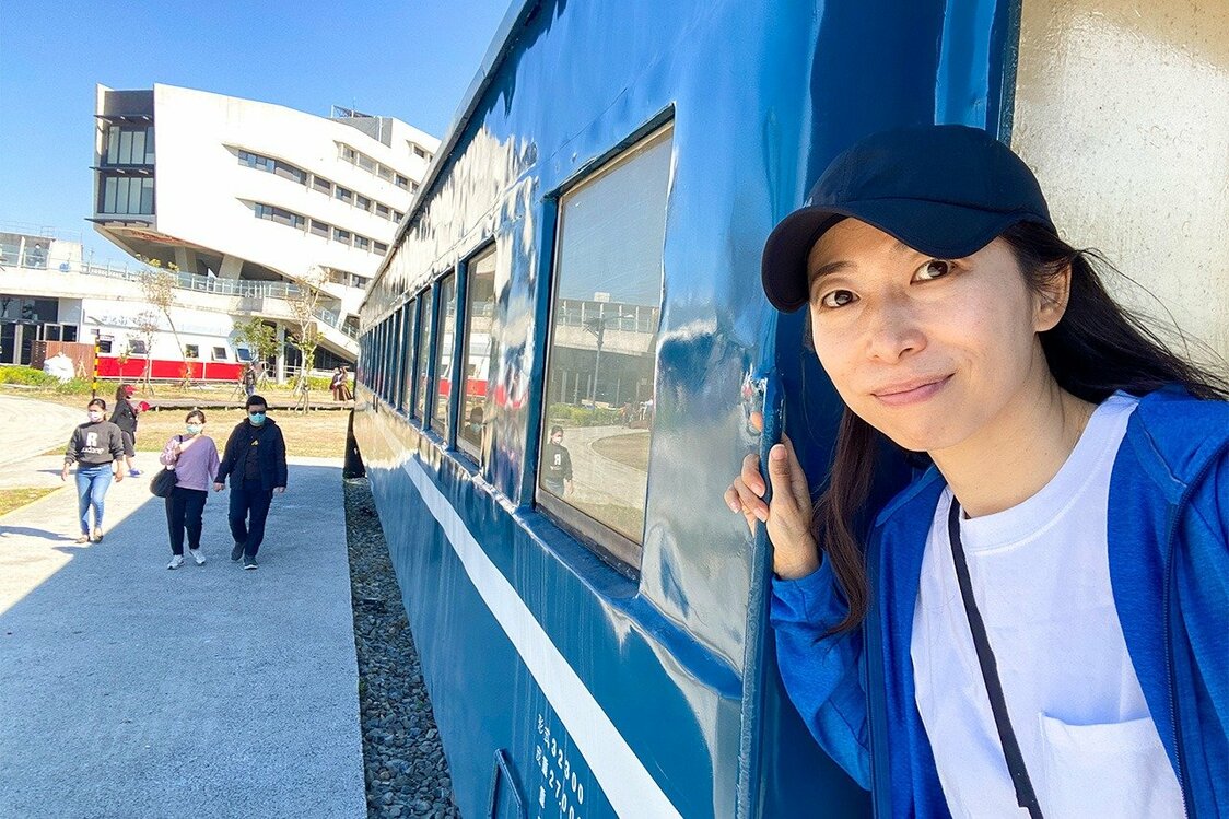潮州鉄道園区で旧型車両に乗り込む筆者