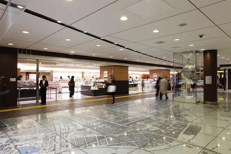 The Gin no Suzu waiting area and Gransta inside Tokyo Station. (© Gransta)