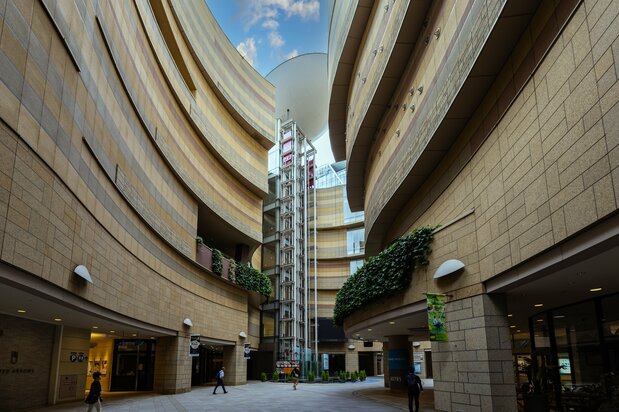 The venue, inside a shopping mall in the Minami entertainment district, is easily accessible by public transportation. (© Nippon.com)