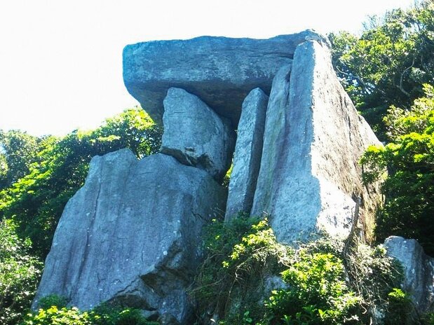 Un estudio realizado durante la década de 1950 llegó a la conclusión de que Oeishi es un gran dolmen. Pero algunos expertos siguen pensando que se trata de una formación natural y que su “cubierta” no es más que una porción de roca eruptiva caída a consecuencia de una grieta perpendicular abierta durante su proceso de enfriamiento. (© Ojika Island Tourism)