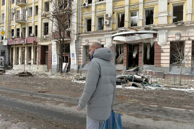 ロシア軍の侵攻で廃墟と化したハリコフの中心街を歩く男性(AFP=時事)