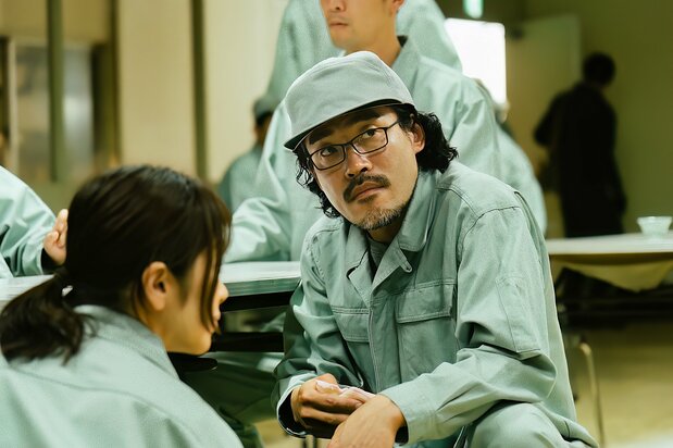 『ドライブ・マイ・カー』で知られる韓国人俳優のジン・デヨンが、タイムループの謎を握るキーパーソンを演じる ©2023『ペナルティループ』FILM PARTNERS