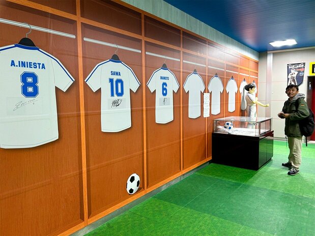 Des maillots comportant les autographes de Andres Iniesta, ancien membre de l’équipe nationale espagnole, et d'autres stars sont exposés.