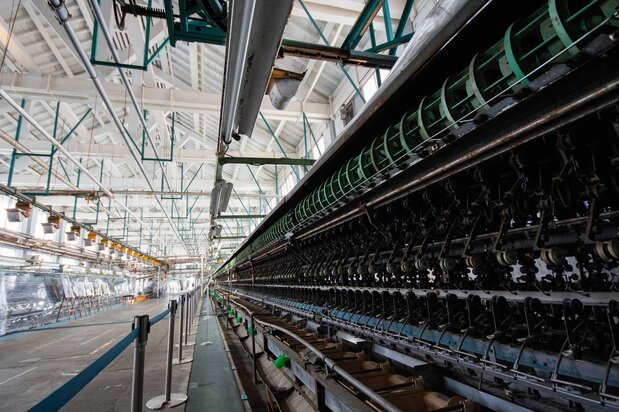 The automatic silk-reeling machines that can be seen in the silk reeling plant were made by Nissan Motor and installed around 1966, when the mill was operated by Katakura Industries.