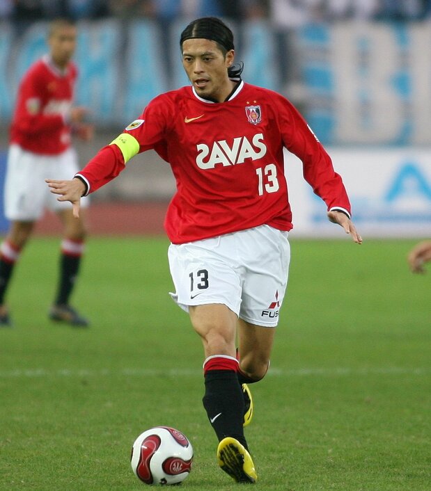 J联赛横滨FC队对阵浦和红钻队，铃木启太在传球（神奈川县日产体育场，2007年12月1日，时事社）
