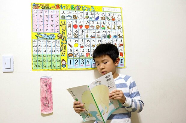 由於授課時間有限,因此也需要指定作業以及在家學習的內容。負責教務的家長會斟酌份量,思考該指定哪個部分當作作業(筆者攝影)