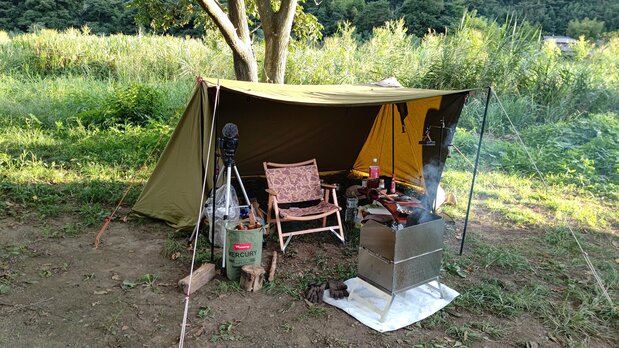 A standard solo camping setup. Digging into the details allows campers to bring their own touches to their gear. (© Sakurai Nobuki)