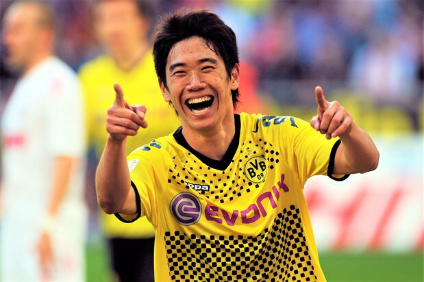 Kagawa Shinji con los colores del Borussia Dordmunt en 2012. Incluido en el “11 Ideal” de la Bundesliga, se encontraba en la cúspide de su carrera. Fotografía tomada en Colonia el 25 de marzo). (AFP / Jiji Press)