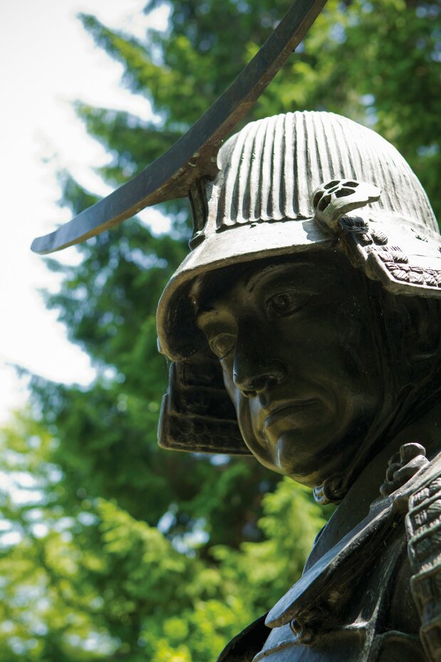 Statue de Date Masamune. Le chef de guerre aurait dans ses dernières volontés demandé à être toujours représenté avec les deux yeux ouverts.