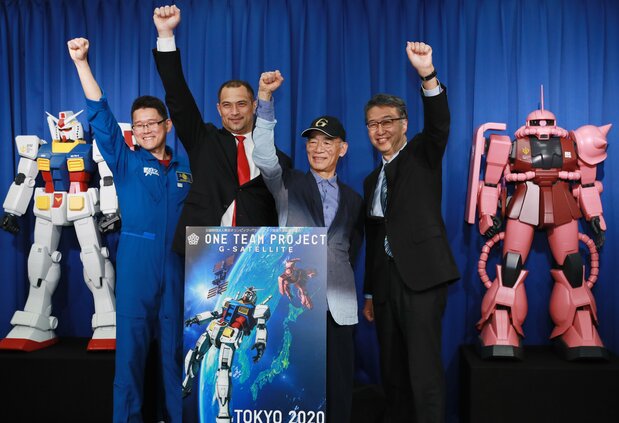 「G-SATELLITE 飛向宇宙」專案記者會的最後,富野由悠季導演(左3)等人高舉拳頭,鼓舞士氣。2019年5月15日,東京都千代田區(時事)