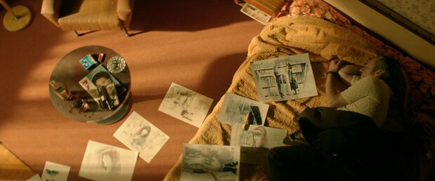 現代社会を呪うロマンティックなヴィクトルは、古き良き時代への旅を満喫する ©2019 - LES FILMS DU KIOSQUE - PATHÉ FILMS - ORANGE STUDIO - FRANCE 2 CINÉMA - HUGAR PROD – FILS – UMEDIA