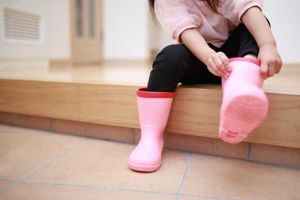Para calzarnos comodamente unas katiuscas o botas de agua, podemos sentarnos en el agarikamachi. © Pixta
