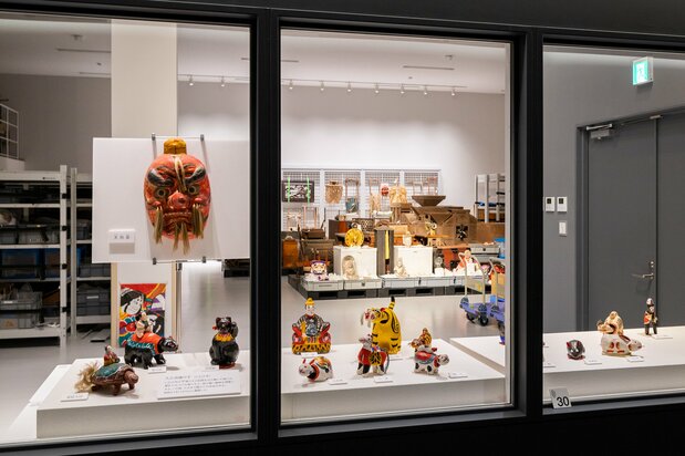 資料を保管する2階の収蔵展示エリア。通路から地域の民芸品や資料の整理・修復作業を見学できる