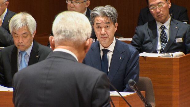 町議らは一般質問に立ちながら、吉村町長に遠慮して答弁を求めない ©石川テレビ放送