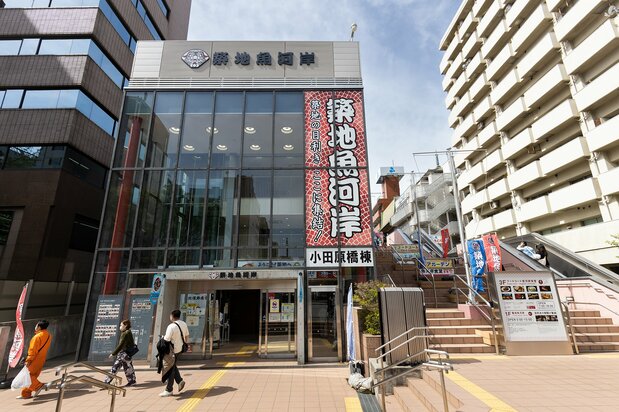 築地魚河岸は晴海通りに面した小田原橋棟と、波除通り沿いの海幸橋棟が連結している