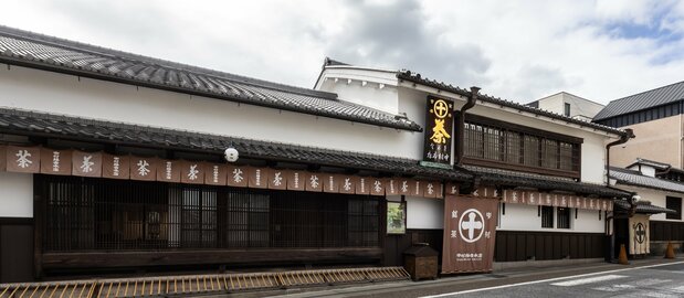 JR宇治駅近くの中村藤吉本店。お茶の問屋として使われていた建物を活用し、店舗にしている(藤原智幸撮影)