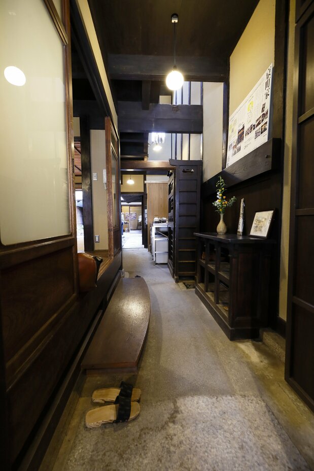 Machiya de Kioto con fachada estrecha e interiores profundos y delgados.