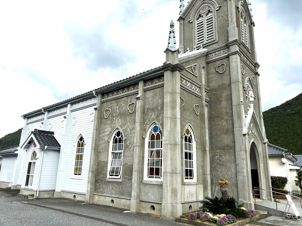 La iglesia de Sakitsu tiene una parte frontal de hormigón armado y otra menos visible de madera con recubrimiento pintado de blanco. (Fotografía: Amano Hisaki)