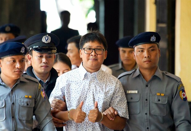 ロヒンギャへの迫害を取材、報道して逮捕・起訴され、ヤンゴンの裁判所へ公判のため出頭するロイター通信のワ・ロン記者=2018年4月20日(AP/アフロ)