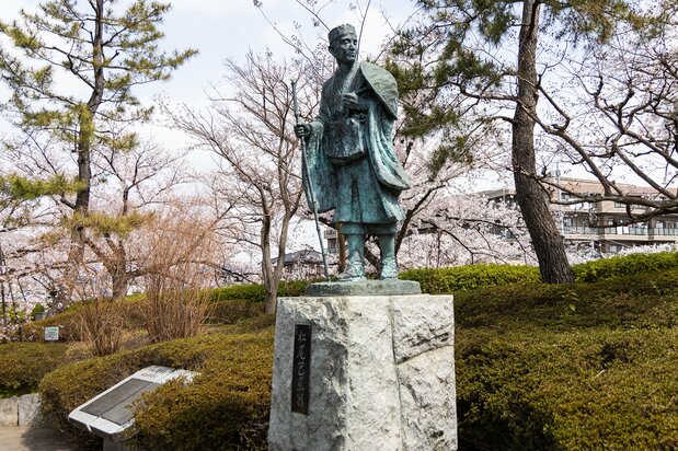 松尾芭蕉像屹立在草加松原入口的札场河岸公园