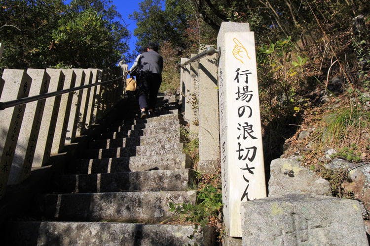 ここはヤバい異界の入り口か！　香川県・小豆島で体験するアートと祈祷の旅