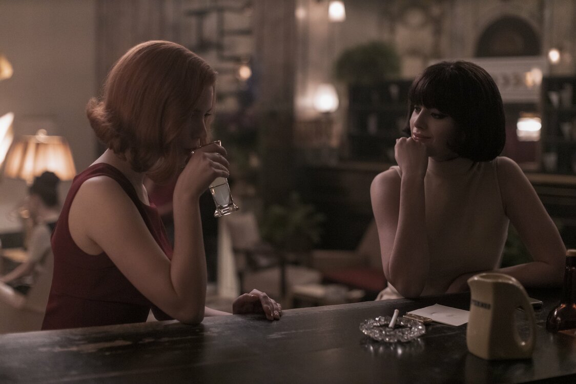 パリのホテルで。対局前夜にもかかわらず、ベスは酒を飲んでしまう  Netflix『クイーンズ・ギャンビット』