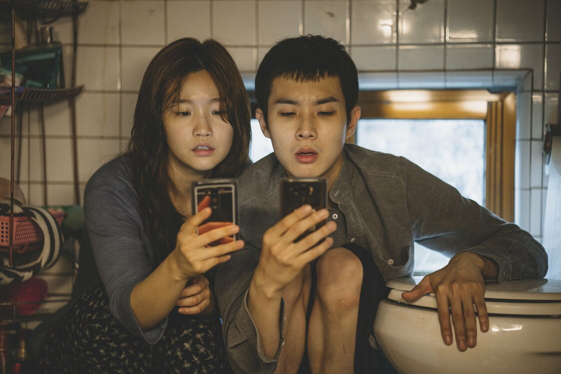 長男ギウ（チェ・ウシク）とその妹ギジョン（パク・ソダム）が便器の近くでスマホを見る理由は...　©2019 CJ ENM CORPORATION, BARUNSON E&A ALL RIGHTS RESERVED