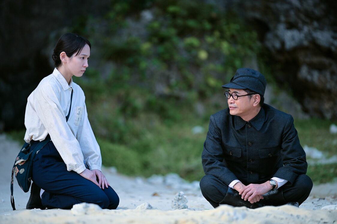 「お国のため」という考えにとらわれた凛に、生き抜くことの大切さを説く島田　©2022　映画「島守の塔」製作委員会