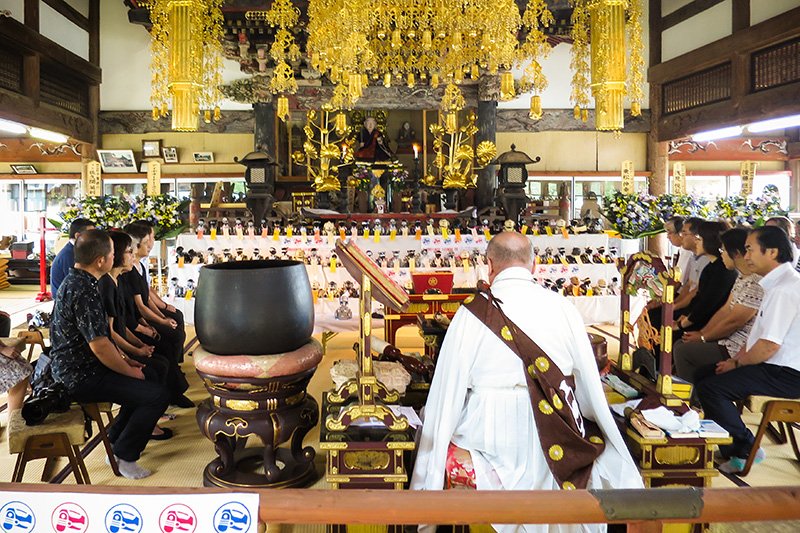 Священник Оои Фумихико читает сутру для множества AIBO (фотография предоставлена A･FUN/Норимацу Нобуюки)