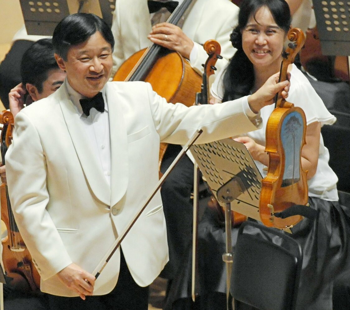学習院OB管弦楽団の定期演奏会で、ビオラの裏に描かれた「奇跡の一本松」を披露される天皇陛下（当時、皇太子さま）＝2013年7月7日、東京都豊島区の東京芸術劇場［代表撮影］（時事）