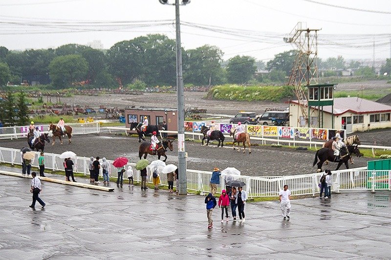 小雨が降る中でのパドック風景