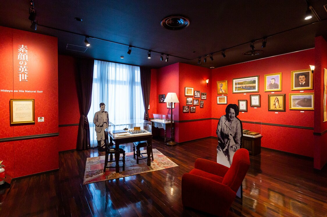 Des peintures réalisées par Noguchi décorant les murs, et sa table d’échecs favorite, figée dans le temps.