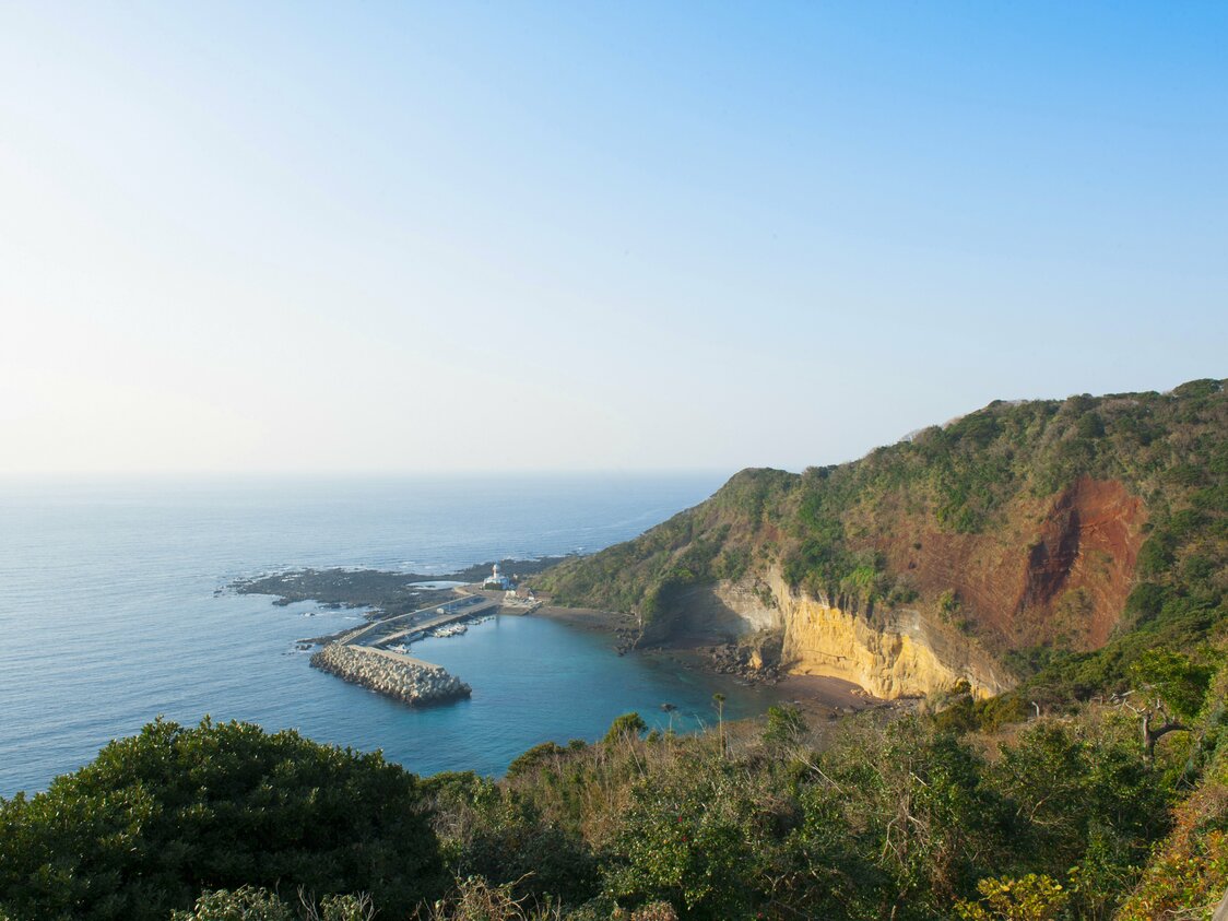 The red cliffs of Akatagi on Nakadōri contrast beautifully with the deep blue sea.