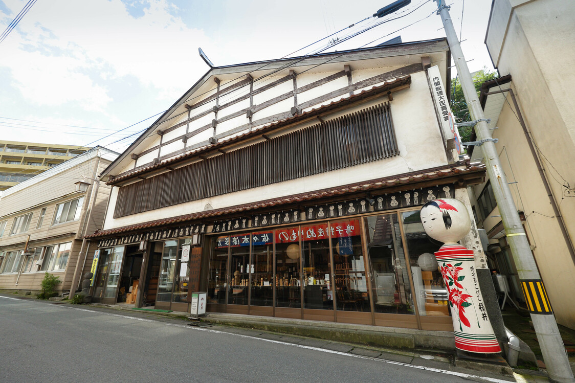 “樱井木偶店”门口放置了标志性的大型木偶  图片：SHOE PRESs 