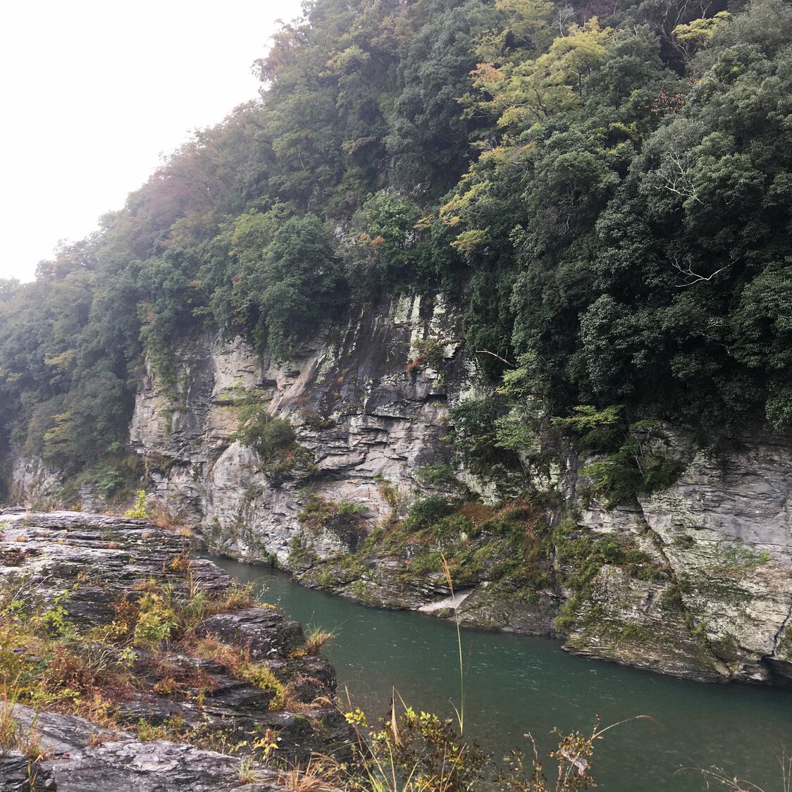 对岸的断崖效仿中国长江著名景点，起名“秩父赤壁”（图片：北崎二郎） 撮影＝北崎二郎
