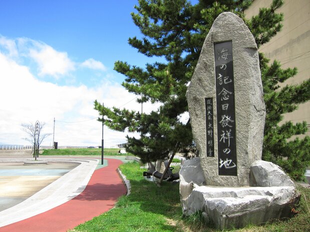 La stèle du parc Seitoku, au port d'Aomori, marquant le début du voyage de l'empereur Meiji, qui mènera à la création de la Journée de commémoration de la mer. (Pixta)