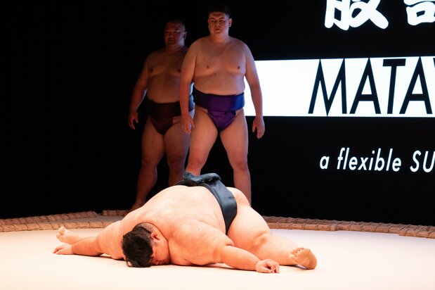 The ultimate splits, with legs splayed 180° and flat on the floor. (© Nippon.com)