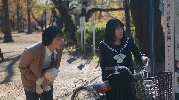 舞(上大迫祐希、右)と智樹(平井亜門)はある行動を起こすため、井の頭公園のボート乗り場に向かう ©2021 Sunny Rain