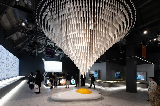 A chandelier made up of 28,000 model eggs, representing the total number Japanese people are thought to eat during their lives. (© Nippon.com)