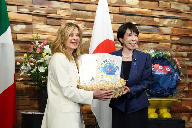 メローニ氏の娘が好きだと言うキャラクターグッズをプレゼント（ZUMA Press Wire via Reuters Connect）
