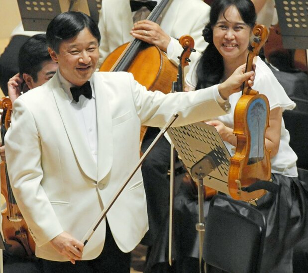 学習院OB管弦楽団の定期演奏会で、ビオラの裏に描かれた「奇跡の一本松」を披露される天皇陛下（当時、皇太子さま）＝2013年7月7日、東京都豊島区の東京芸術劇場［代表撮影］（時事）