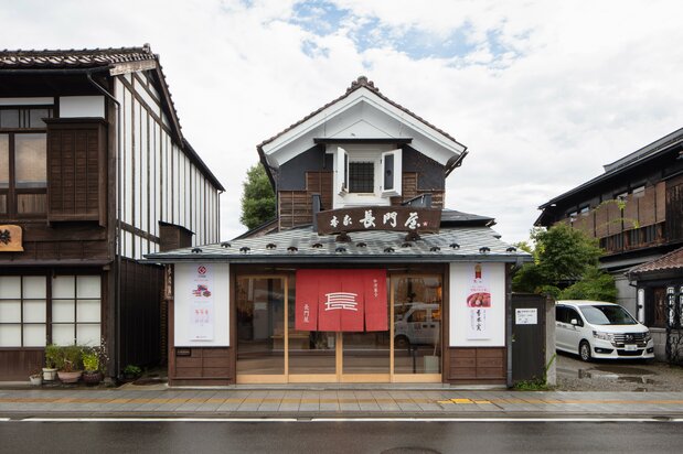 蔵をイメージしたレトロな外観の長門屋 七日町店　写真提供：会津 長門屋
