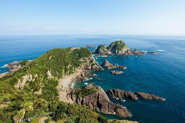 天气晴朗时，从佐多岬可以望见屋久岛和种子岛。距离佐多岬50米处的大轮岛上，耸立着日本最古老的灯塔之一“佐多岬灯塔”（图片： K.P.V.B）
