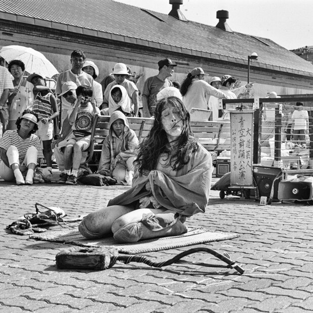 Gilyak interprète « Une vie à Jongara » (Jongara ichidai), une référence à la musique folklorique jongara du nord du Japon. (Baie de Hakodate, 1994)