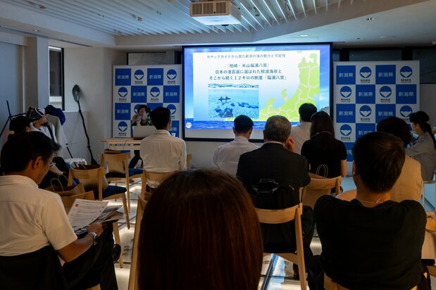 活動會場內正在進行以「在新潟的海上享受蒸氣浴和獨木舟的樂趣」為題的脫口秀節目。